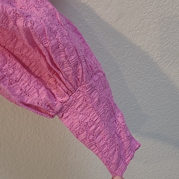 Free People Pink Eyelet Puff Sleeve Keyhole Top Size M - Picture 4 of 11